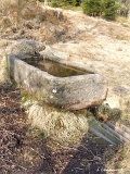 Petite fontaine rustique en grès local
